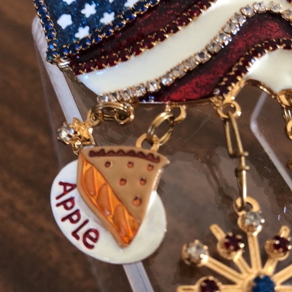 Vintage 2000 Lunch at the Ritz patriotic brooch LATR - Picture 3 of 16